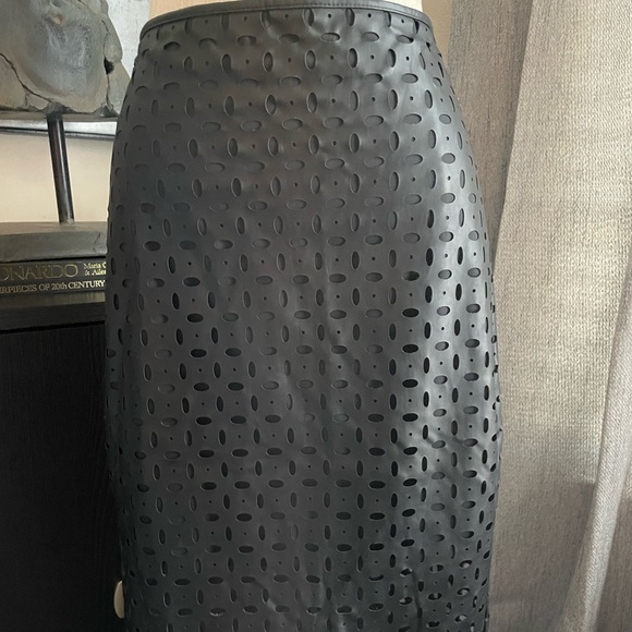 Banana Republic laser cut faux leather skirt NWOT - Picture 2 of 10